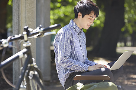 笔记本商务人士学生公园电脑男图片