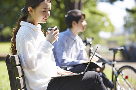 三十几岁休假看公园电脑女士图片