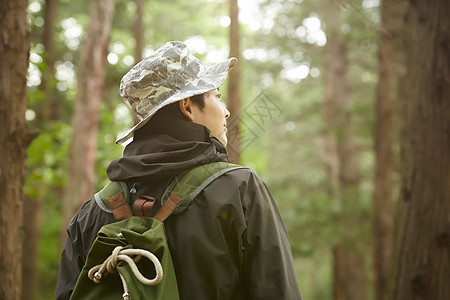 户外远足背着背包的成年男子图片