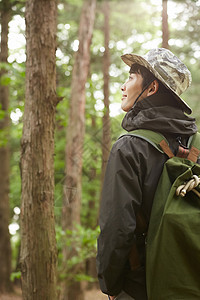 徒步爬山旅行的男青年图片