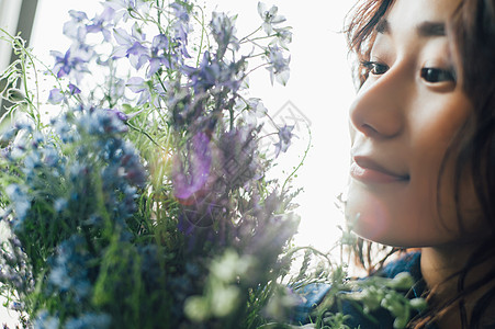 喜欢鲜花生活的女人图片