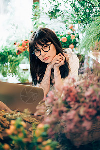 起居室日本人花农花店的一名妇女图片
