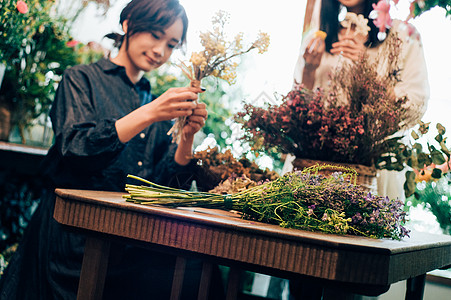 女士们年轻的女孩快乐花店的女教室图片