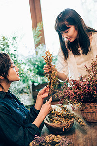 插花艺术成就工作花店的女教室图片