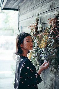 室内盆栽花店的一名妇女图片