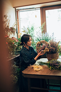 艺术插花花店的一名妇女图片