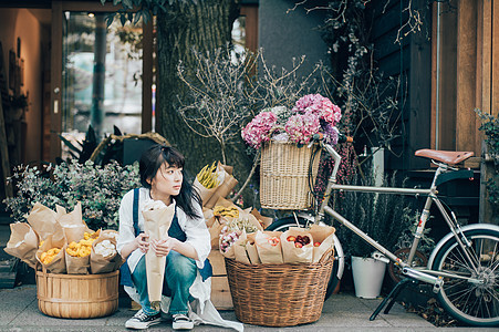 鲜花店的美女店员形象图片