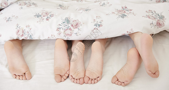 三人小朋友趴在床上脚部特写图片