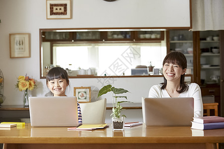 日本灯会年轻妈妈和女儿在家使用电脑背景