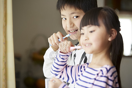 起床刷牙的小男孩和小女孩图片