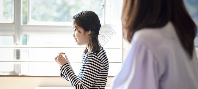 女孩们学习自主研发it教育的课堂场面图片