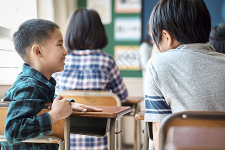 小学生在老师的指导下学习平板电脑使用知识图片