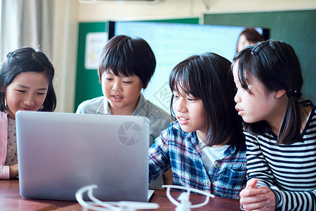 小学生在老师的指导下用电脑查询资料背景图片