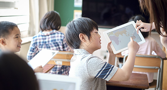 小学生在老师的指导下学习电脑使用知识图片