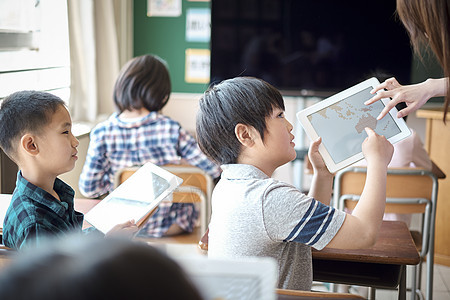 小学生在老师的指导下学习电脑使用知识图片