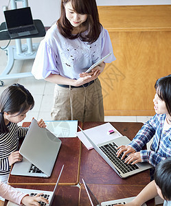 小学生在老师的指导下学习电脑使用知识图片