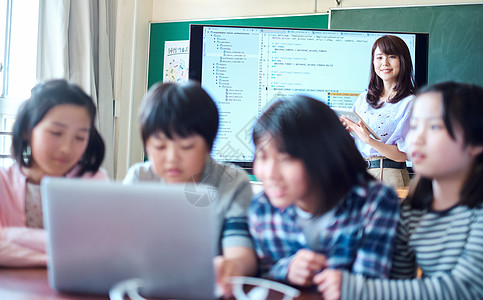 在线上课学习的小学生图片