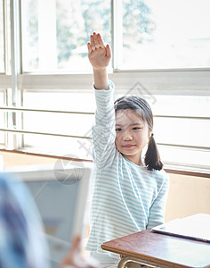 小学生举手回答问题图片