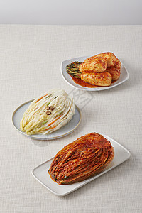 餐桌上的韩式泡菜图片