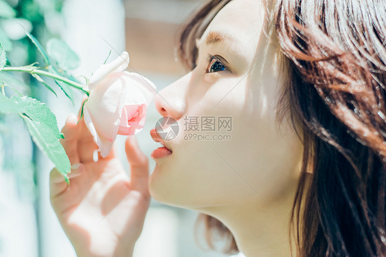 年轻日系美女写真图片