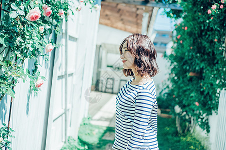 粉红色放松的日本人花生活女肖像图片