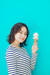 夏日女孩手拿冰淇淋图片