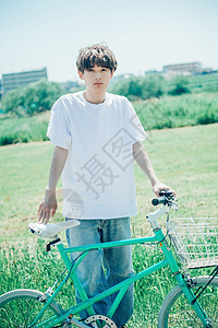 户外骑自行车的阳光男生图片