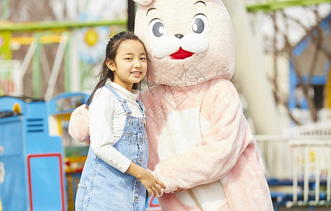 孙女和兔子吉祥物合影高清图片