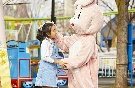 孙女和兔子吉祥物合影高清图片