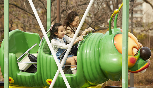 儿童游乐一家人在游乐园里玩背景
