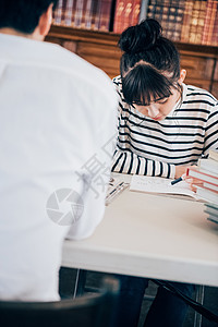 女孩垂直图表两个人在图书馆学习的妇女图片