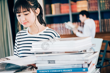 热画册女孩两个人在图书馆看书图片