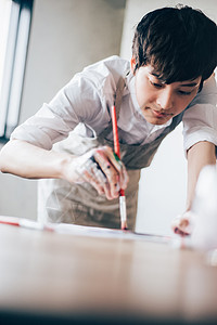 大学年轻学院画画的男人图片