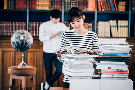 亚洲人上半身学习两个人在图书馆看书图片