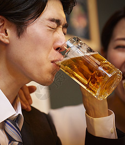 男人和女人老板酒精工作的人喝酒图片