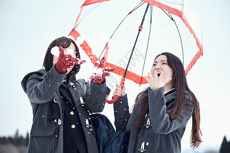 微笑沥青站立高中女孩在多雪的图片