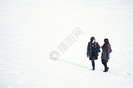 干杯同学在雪地上的女高中生们背景