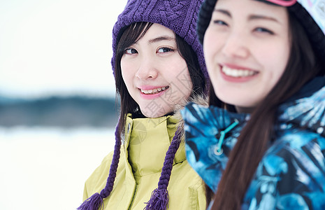 干杯同学冬天旅行者滑雪的女人背景