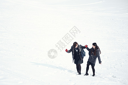 干杯同学户外雪地上的年轻学生背景