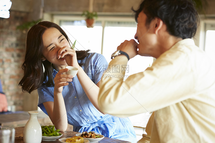 青年男女聚会喝酒图片