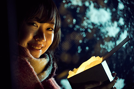 夜晚打开礼物的女人图片