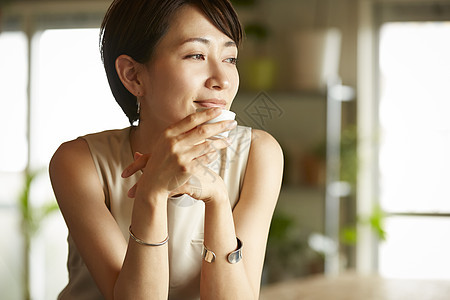 嘉年华1人人类女人在一个房间里喝酒图片