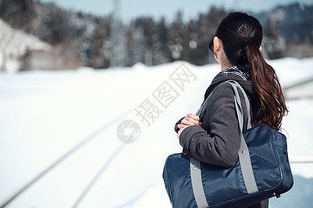 精美边路留白高中女孩在多雪的图片