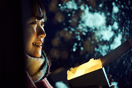 年轻人在窗户旁女生有礼物的女人图片