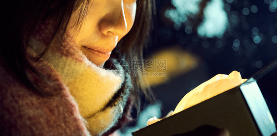 圣诞节礼物窗耶诞有礼物的女人图片