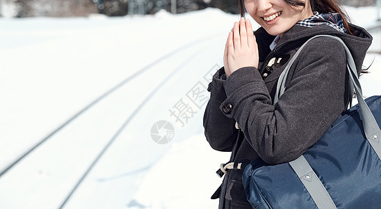 回家的路微笑凉爽高中女孩在多雪的图片