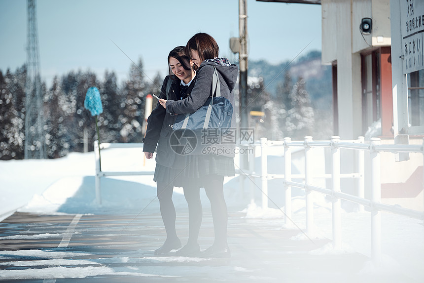 下雪天的女青年图片