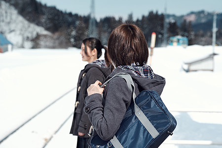 日本人积雪亲密朋友高中女孩在多雪的图片