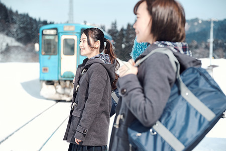 回家的路火车胸像高中女孩在多雪的图片