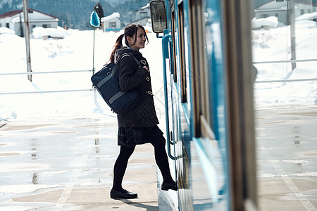 笑脸笑容回家的路采取火车的高中女孩图片